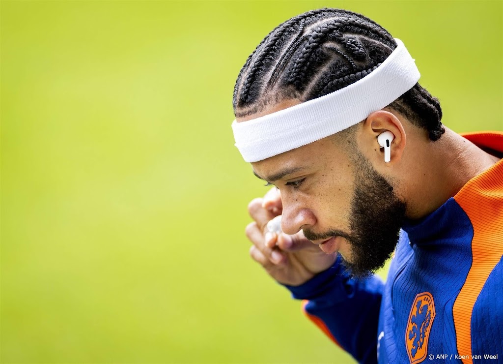 Depay zet nummer 10 in gouden cijfers op zweetband