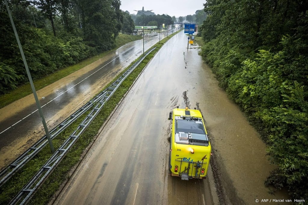 Deel A2 van Eindhoven naar Tilburg dicht om wateroverlast