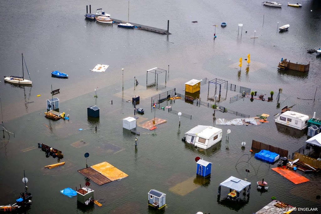 Maas gestremd voor alle scheepvaart tussen Ternaaien en Sambeek