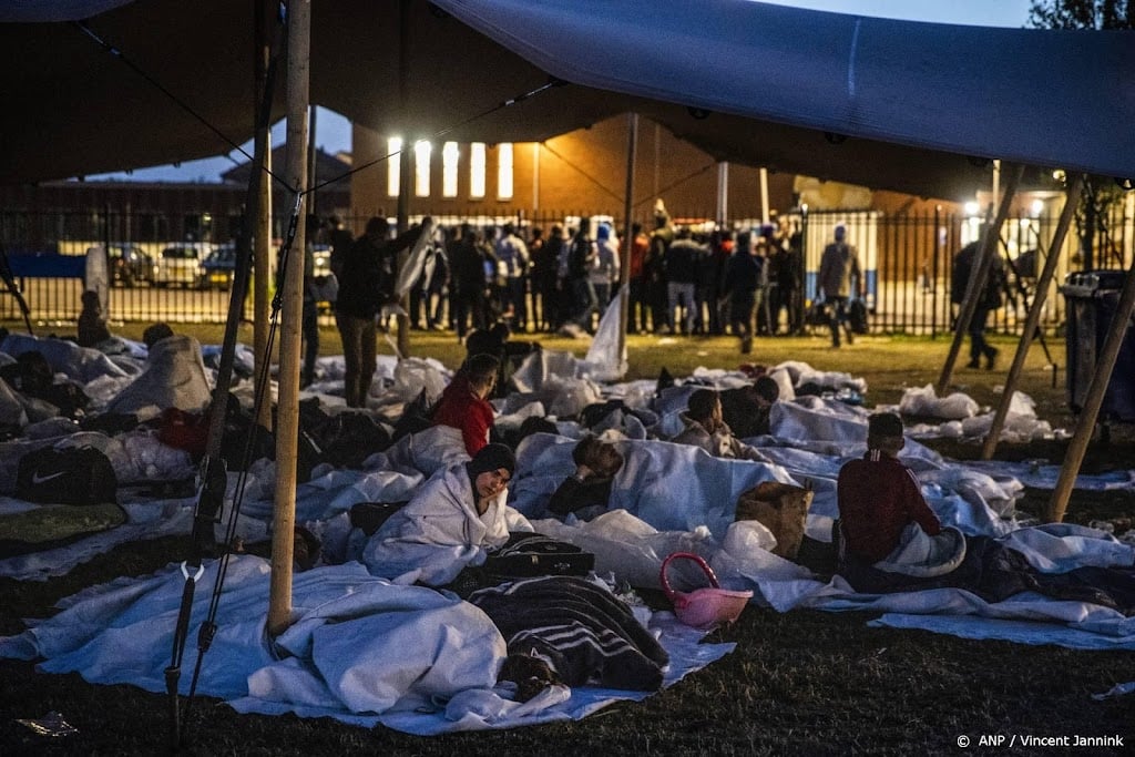 Weer honderd asielzoekers slapen buiten bij Ter Apel