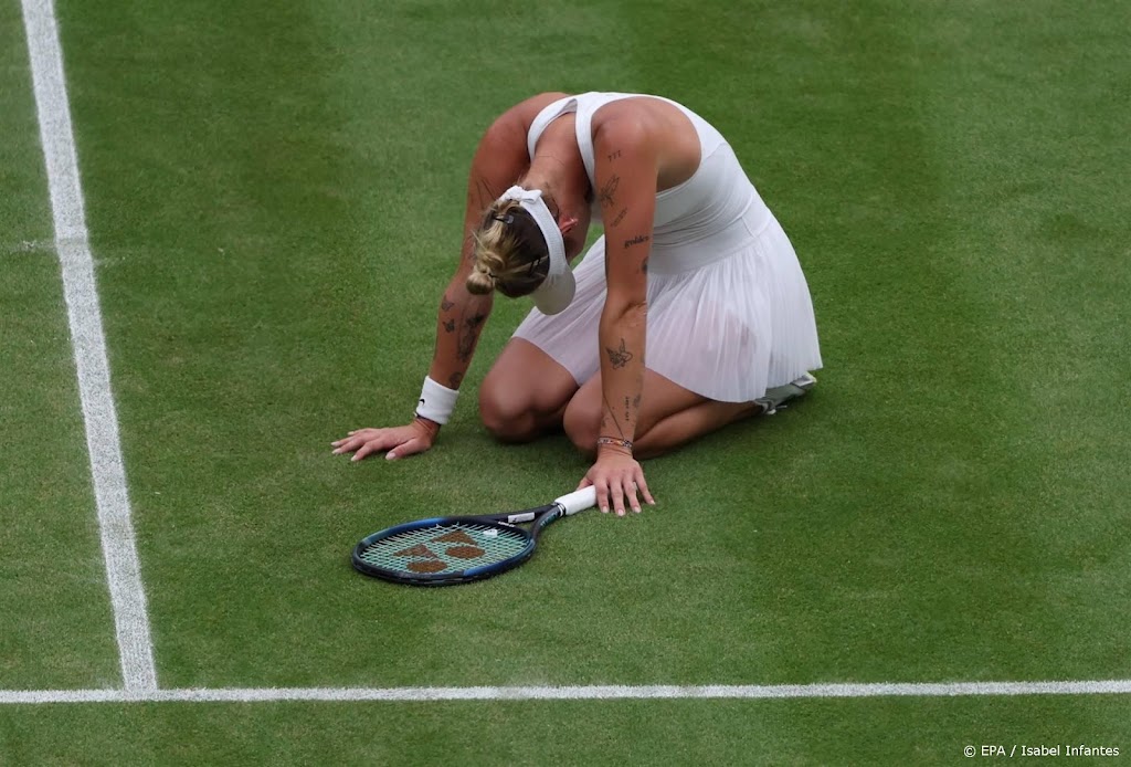 Vondrousova wint als eerste ongeplaatste speelster Wimbledon