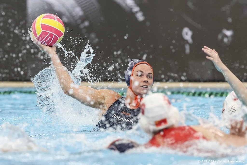 Waterpolosters naar tussenronde op WK na zege op China
