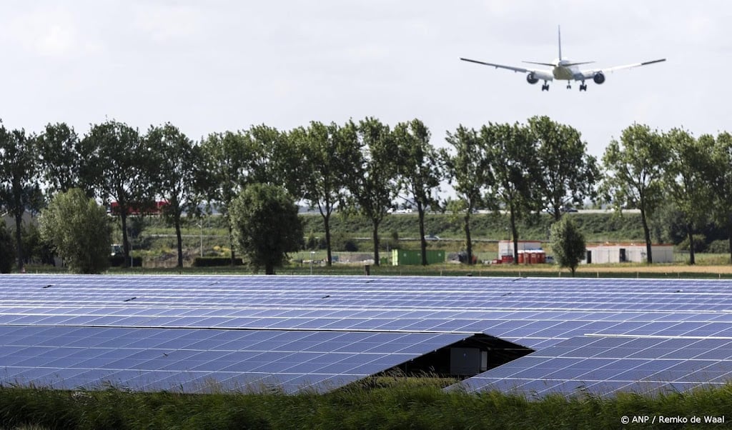 ILT wil dat gemeente vergunning zonnepanelen bij Schiphol intrekt
