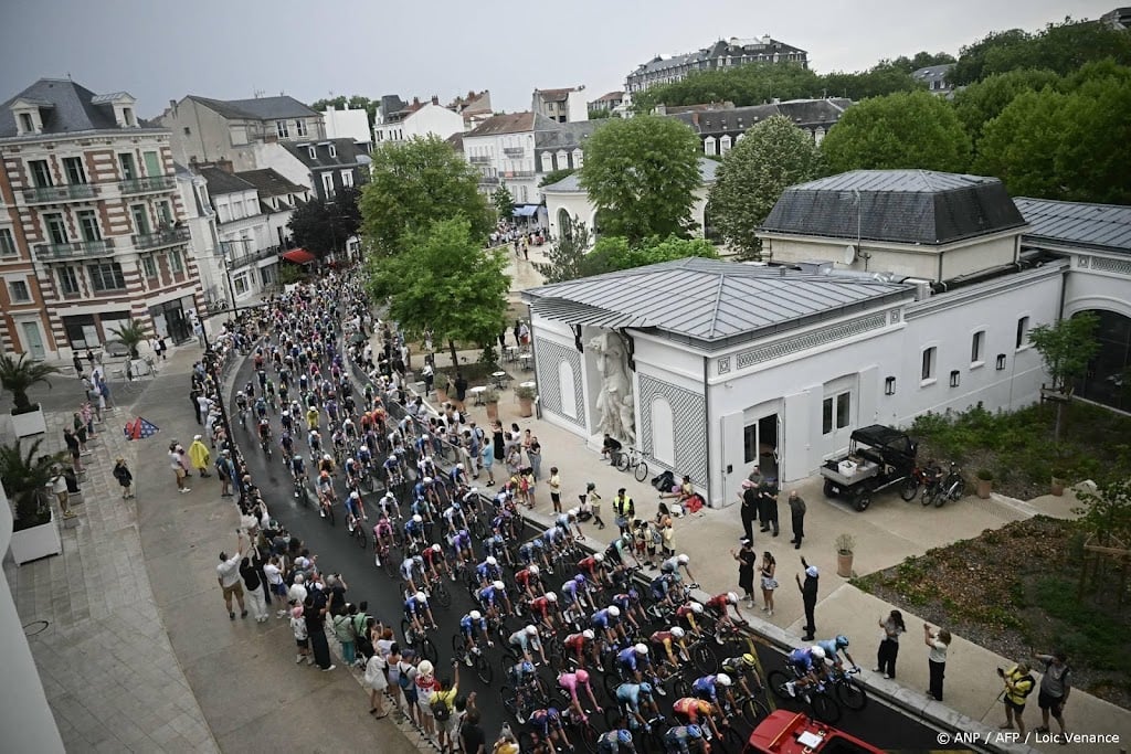 Peloton in de regen vertrokken in elfde etappe Tour de France