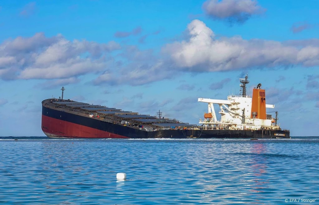 Vastgelopen schip op rif bij Mauritius in tweeën gebroken