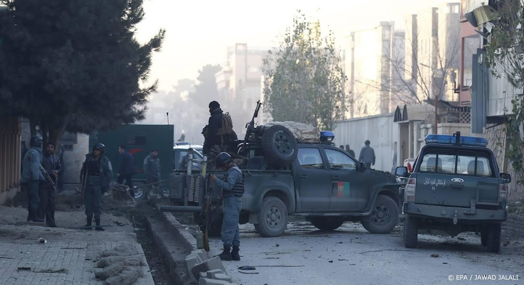 Helikopters vliegen af en aan bij Amerikaanse ambassade Kabul