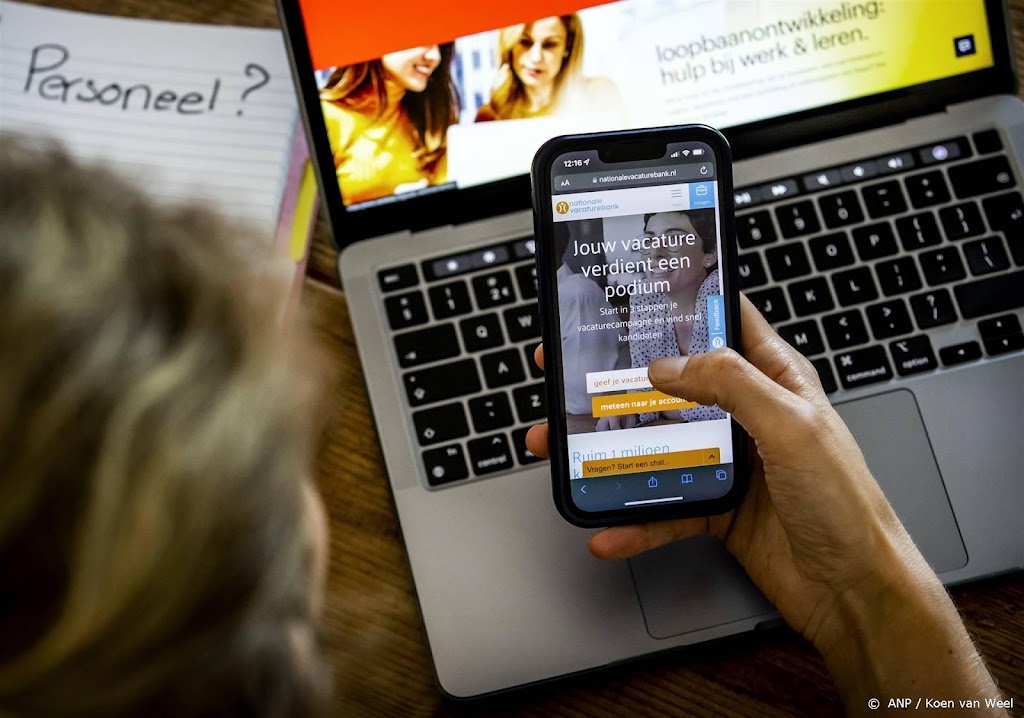 Werkgevers plaatsen minder vacatures, arbeidsmarkt blijft krap