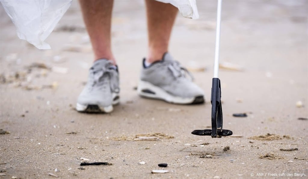 Vrijwilligers halen 6081 kilo afval en 27.854 peuken van strand 