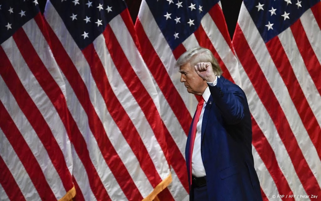 Trump achter kogelvrij glas tijdens optredens buiten