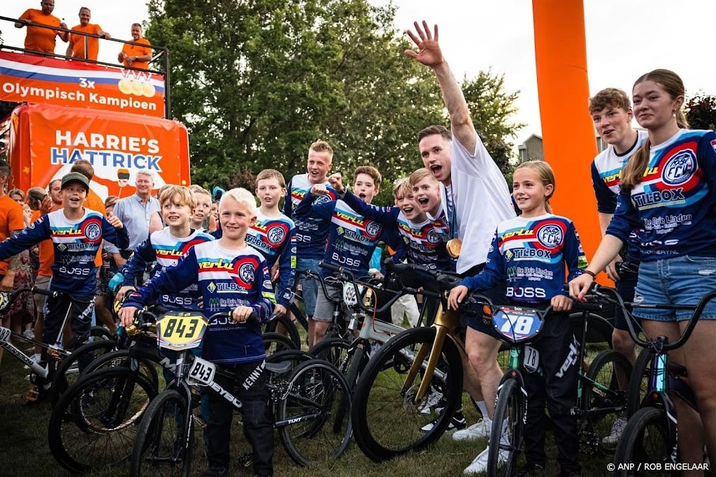 Huldiging 'Hattrick Harrie' Lavreysen in Luyksgestel druk bezocht