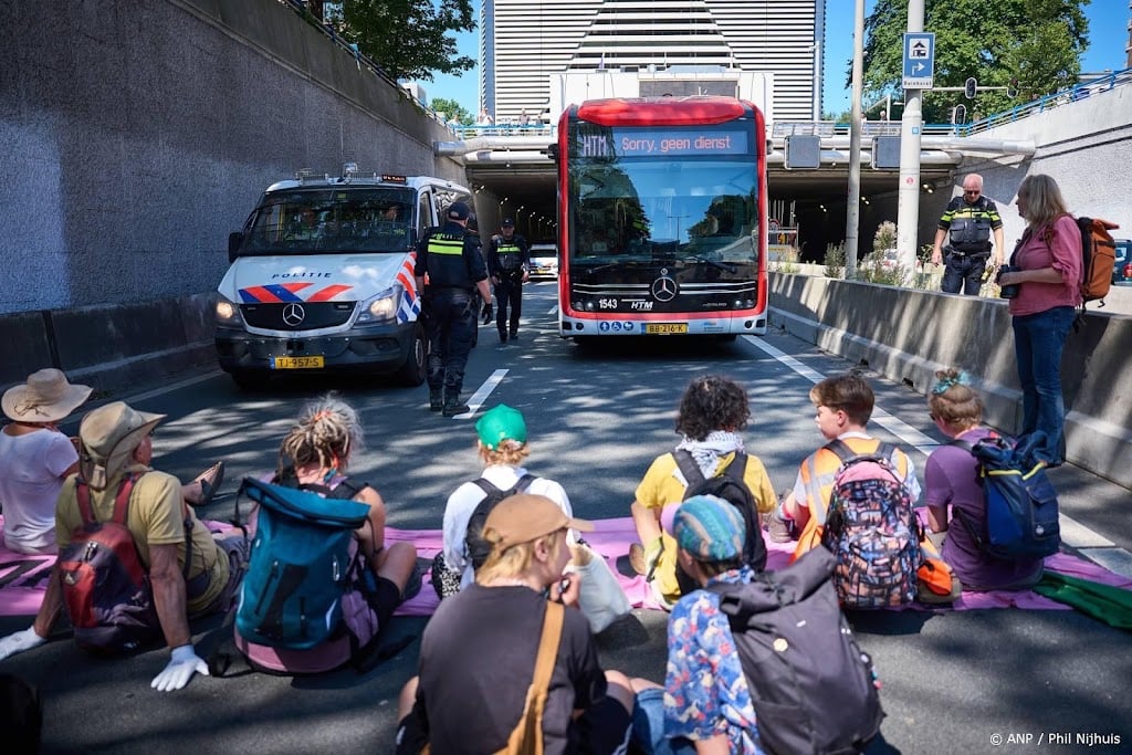 Extinction Rebellion blokkeert opnieuw toegang A12 in Den Haag