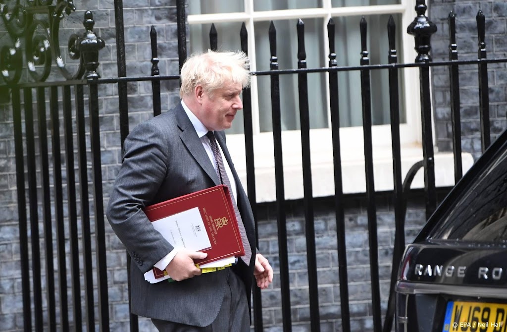 Premier Johnson herschikt kabinet, ontslaat drie ministers