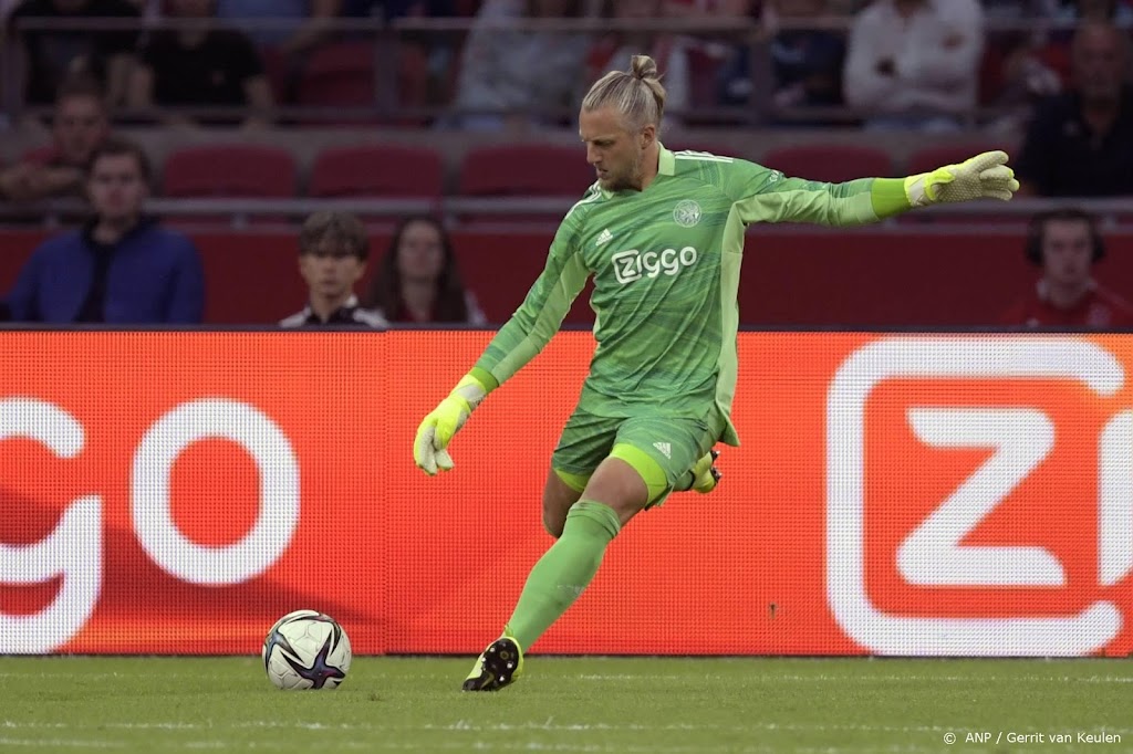 Pasveer verdedigt doel van Ajax tegen Sporting 