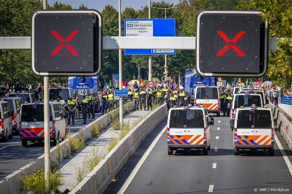 Scholieren staken voor klimaat, protest is naast snelwegblokkade