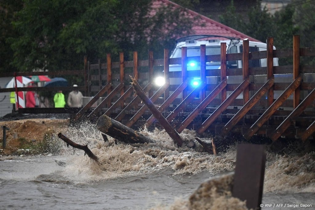 Dam in zuiden van Polen loopt over, dorpen ontruimd