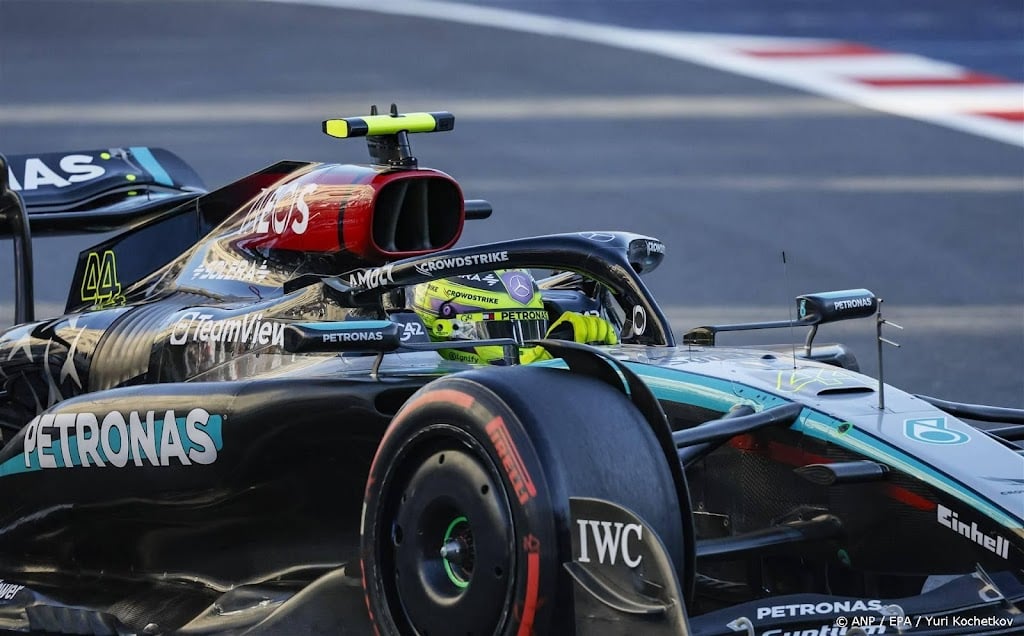 Hamilton en Ocon starten zondag vanuit pitstraat in Bakoe