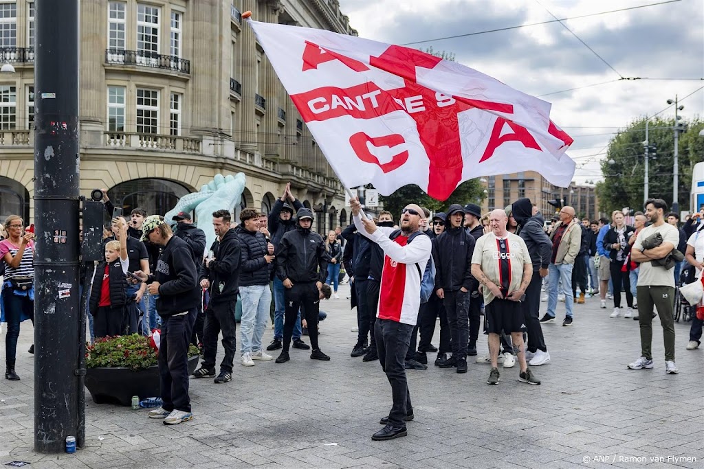 Ajax-supporters verzamelen zich op Leidseplein voor demonstratie 