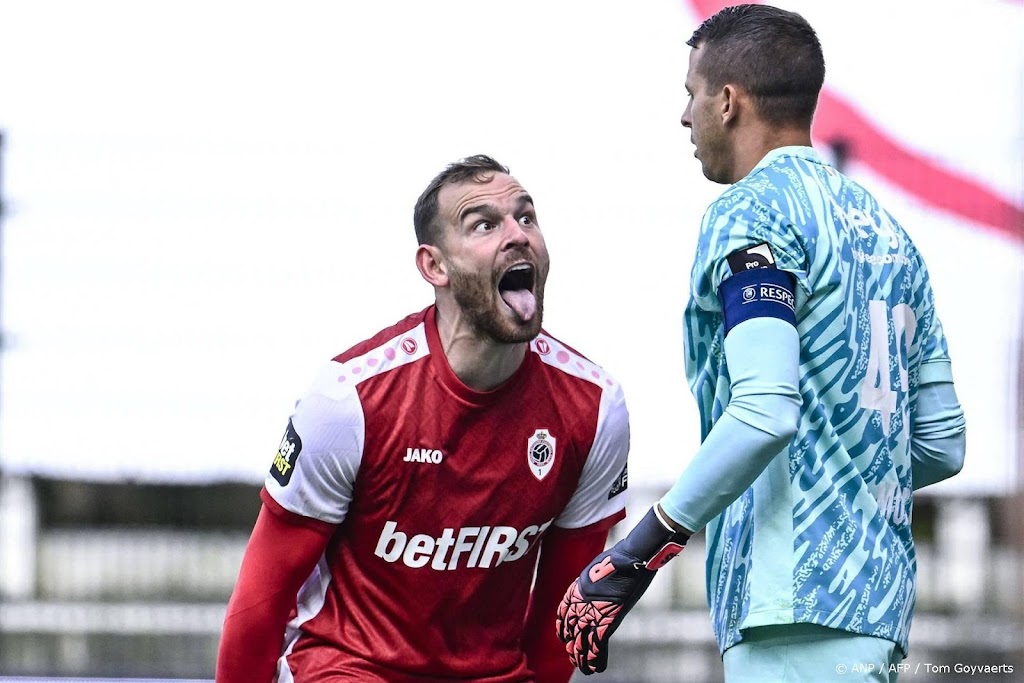 Janssen mist strafschop en scoort voor winnend Antwerp