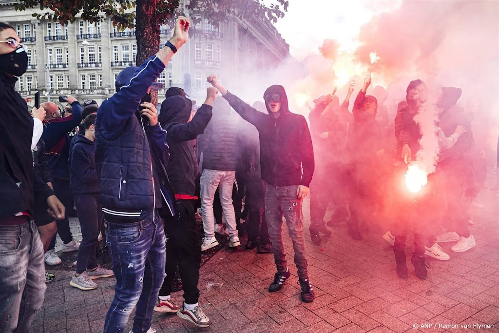 Ajax-betogers verplaatsen zich naar politiebureau op Marnixstraat