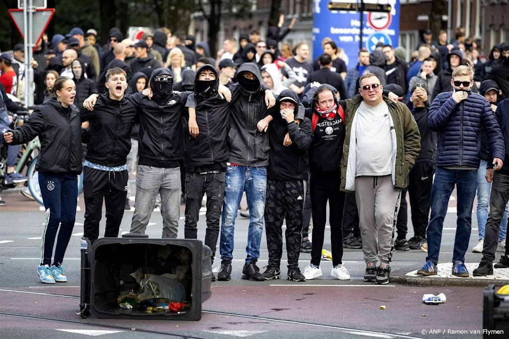 ME grijpt in bij protest Ajax-fans bij politiebureau Amsterdam