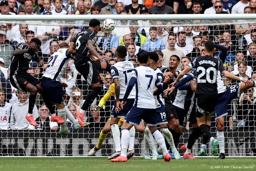 Braziliaan Gabriel kopt Arsenal in derby langs Tottenham
