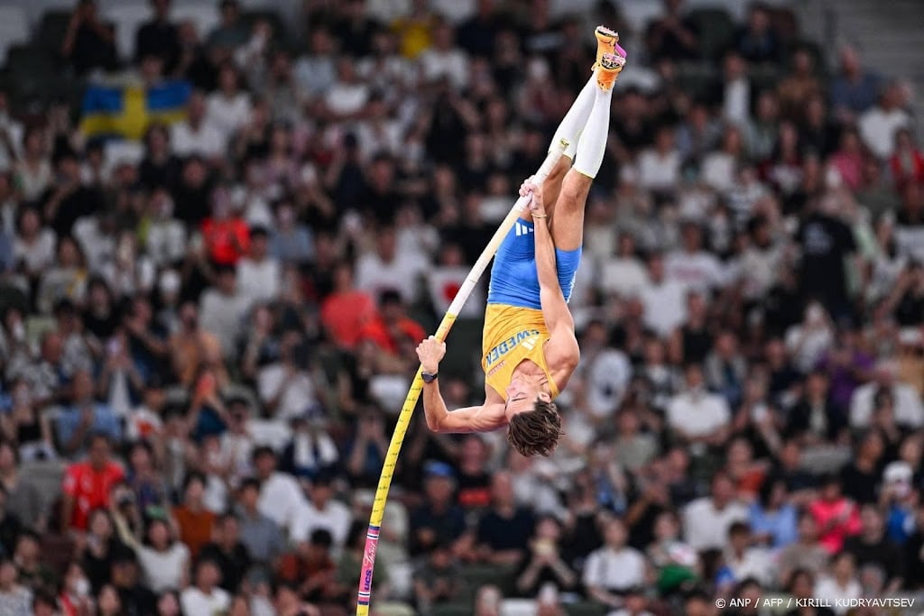 Duplantis vestigt op WK wereldrecord polsstokhoogspringen