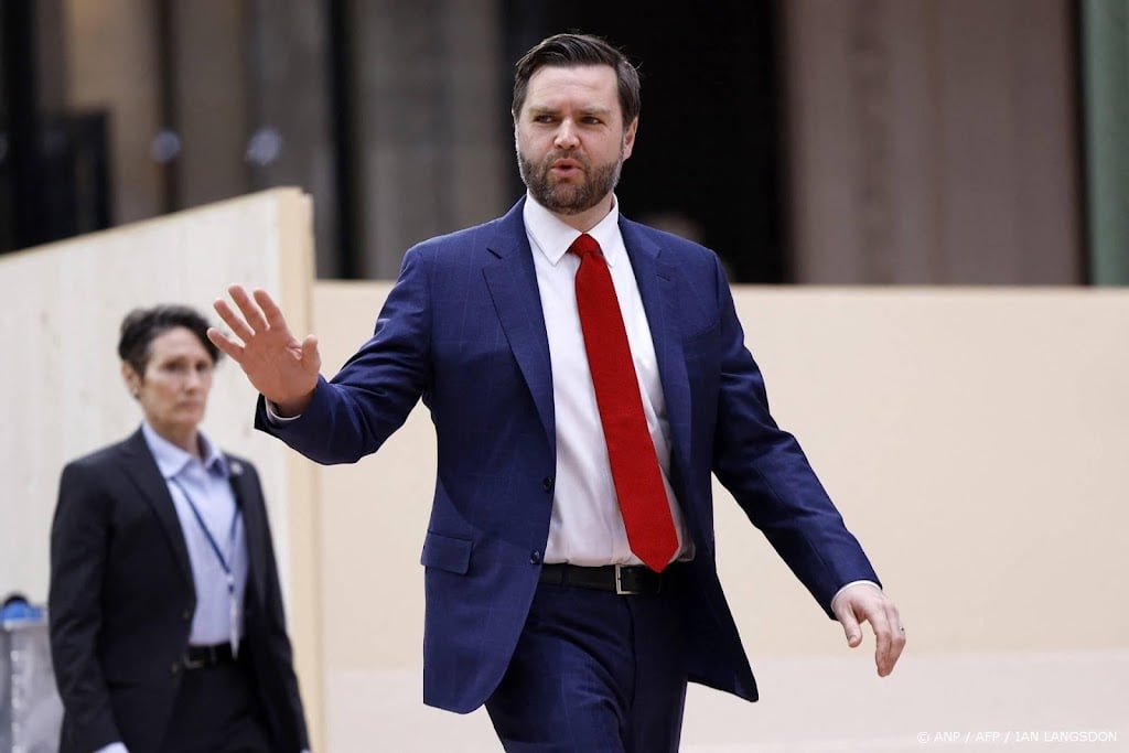 Vance presenteert Charlie Kirk Show en eert zijn 'goede vriend'
