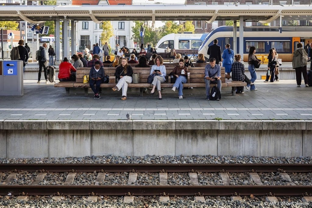 Trein raakt materiaal op spoor in Noord-Nederland