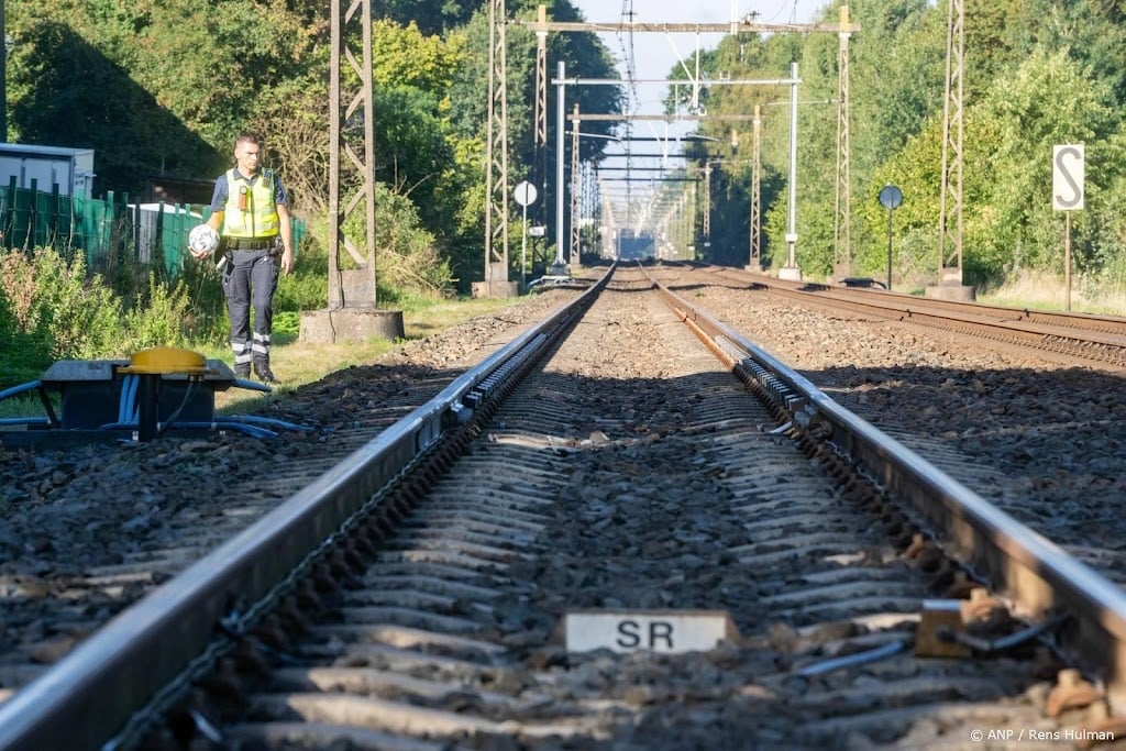 Trein reed tegen materiaal op spoor bij Steenwijk