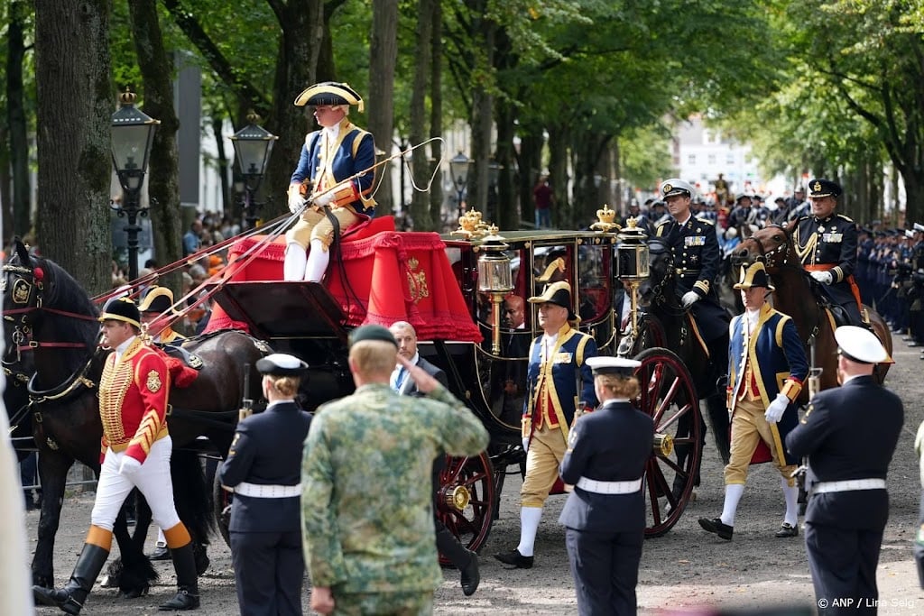 Demonstranten roepen naar langsrijdende koning in koets
