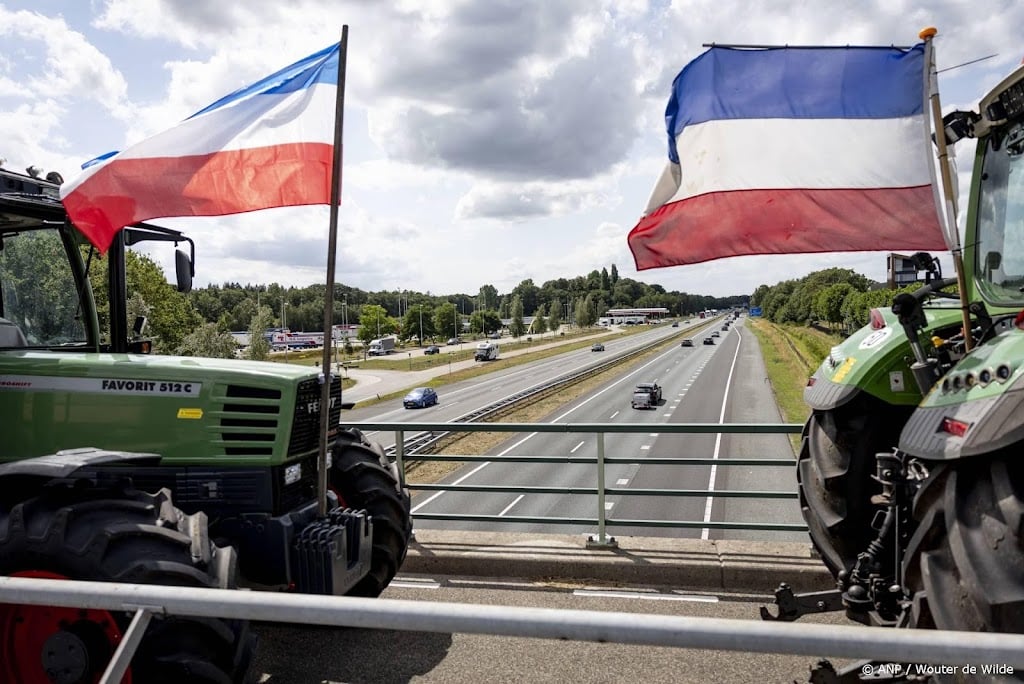 ME ingezet bij blokkade boeren op N310 bij Stroe 