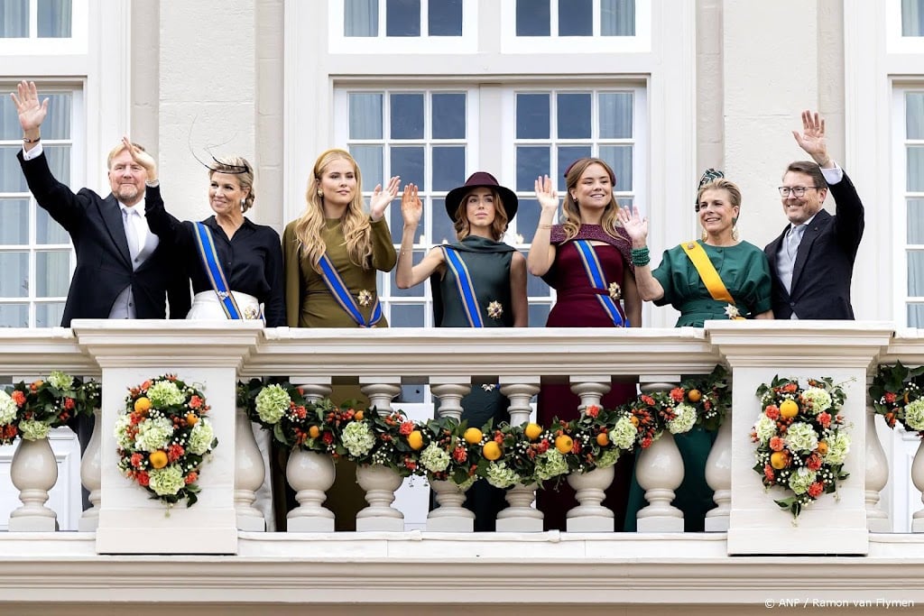 Balkonscène met koning en familie op paleis goed verlopen