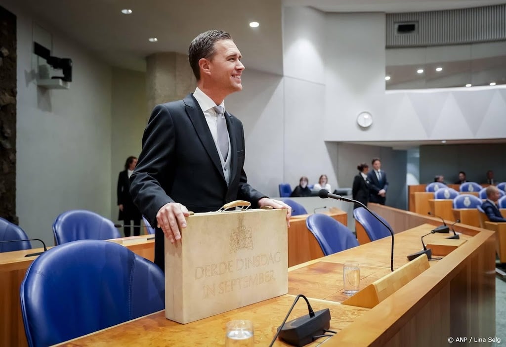 Heinen bij aanbieden miljoenennota: handrem moet van economie