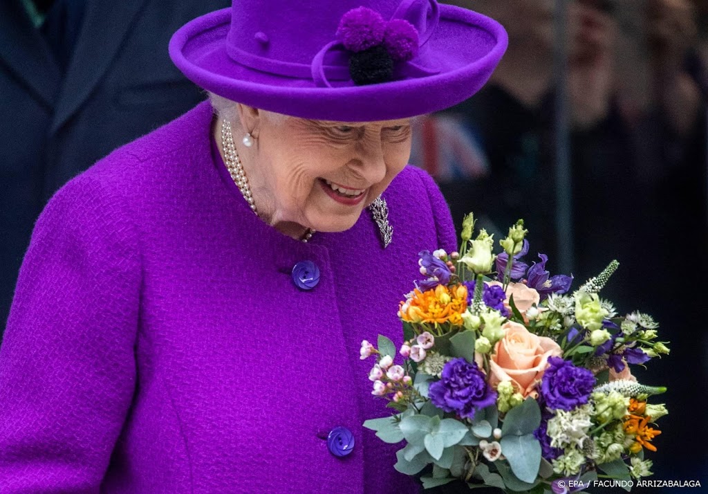 Queen verlaat paleis voor eerste bezoek sinds corona
