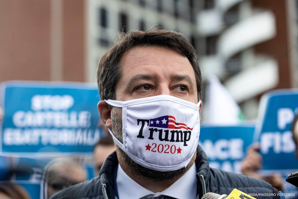 Italiaanse oppositieleider Salvini met Trump-mondkapje op protest