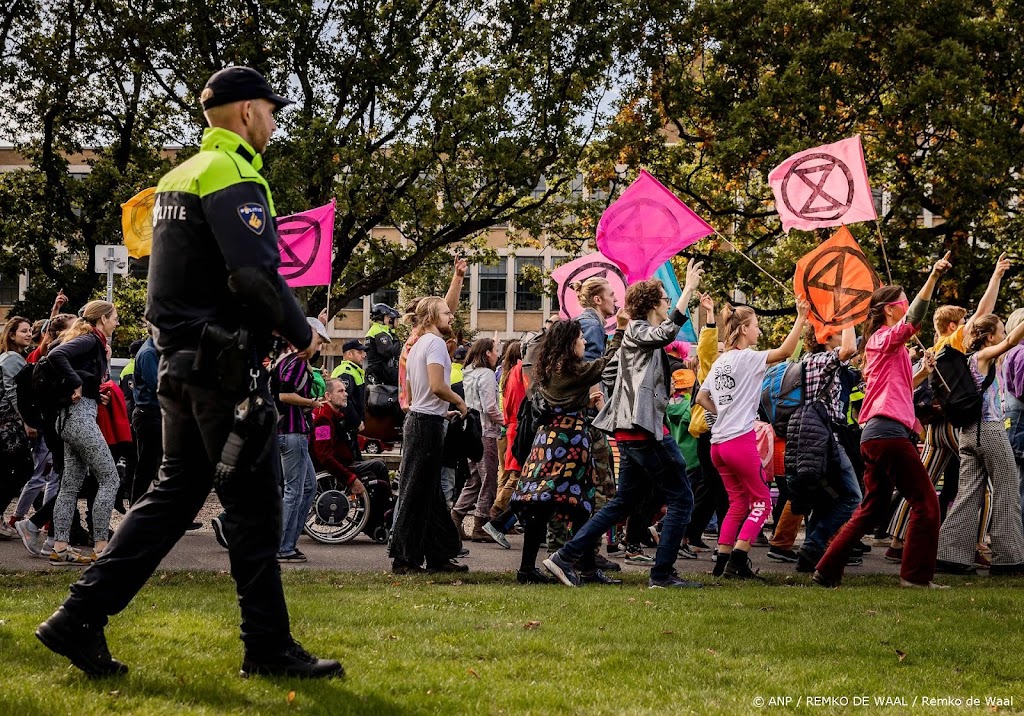 Activisten Extinction Rebellion houden slotbetoging actieweek