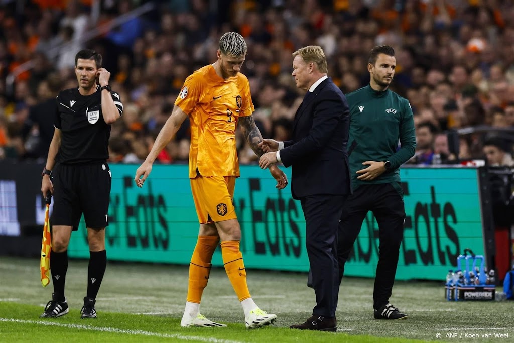 Weghorst traint kort voor vertrek naar Griekenland mee met Oranje