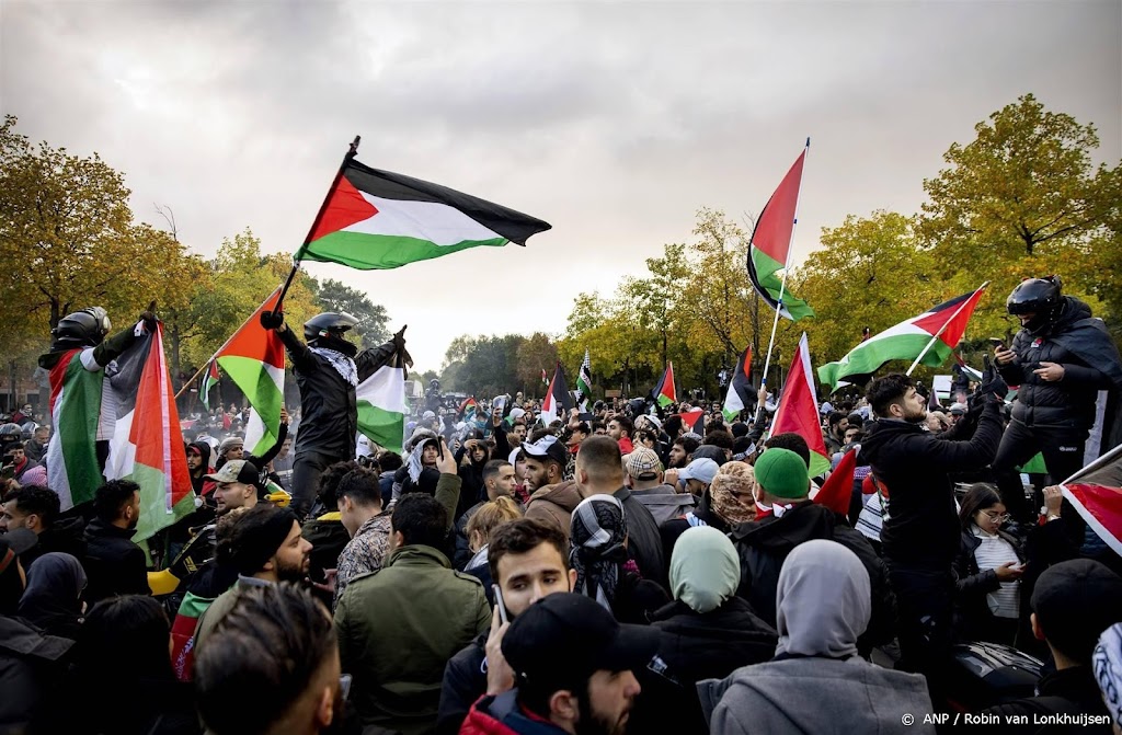 Stoet van pro-Palestina-mars aangekomen in Westerpark in Amsterdam