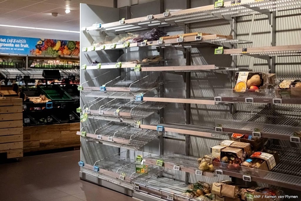 Nog lege schappen in Albert Heijn-winkels door Nederland