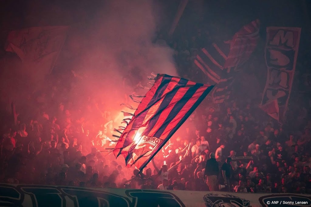 Hajduk Split - Ajax na onderbreking door vuurwerk weer begonnen