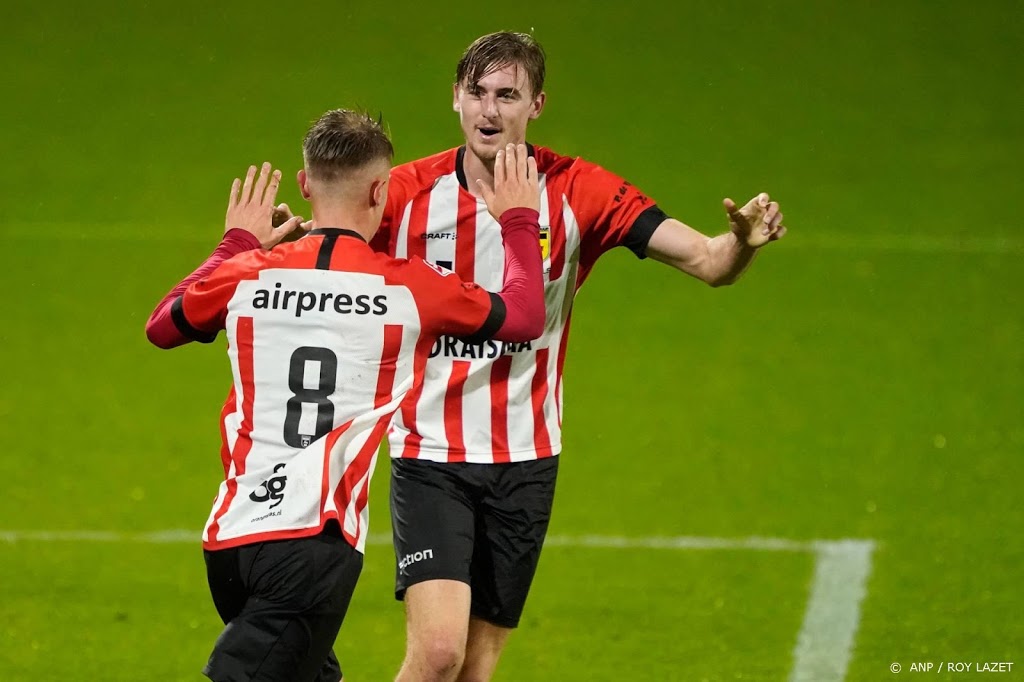 Almere City verliest koppositie na keiharde nederlaag bij Cambuur