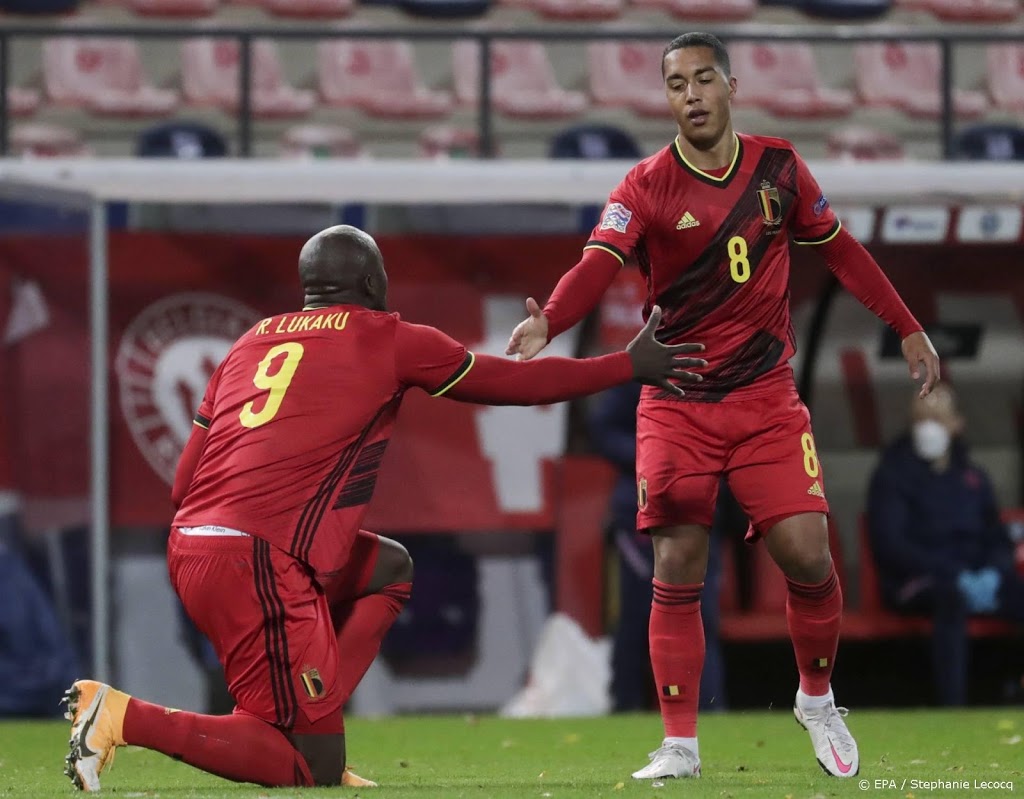 België verslaat Engeland en behoudt koppositie 