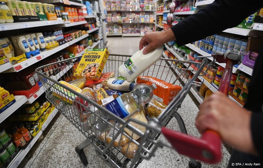 Consumenten gaven meer uit aan diensten, kochten minder eten