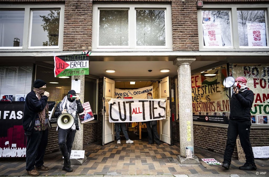 Bezet gebouw Universiteit Utrecht ontruimd door politie