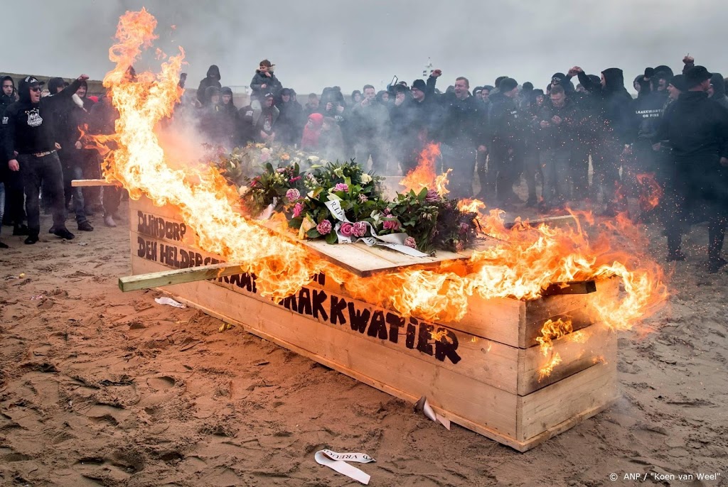 Symbolisch afscheid van vreugdevuur op strand