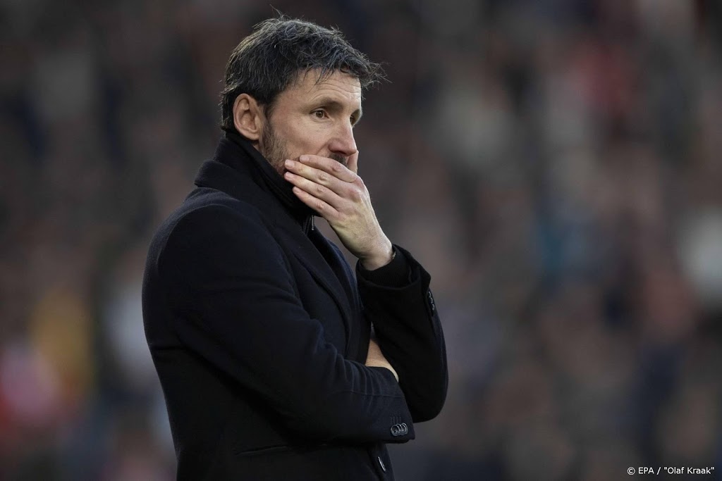 Van Bommel denkt niet aan opstappen bij PSV