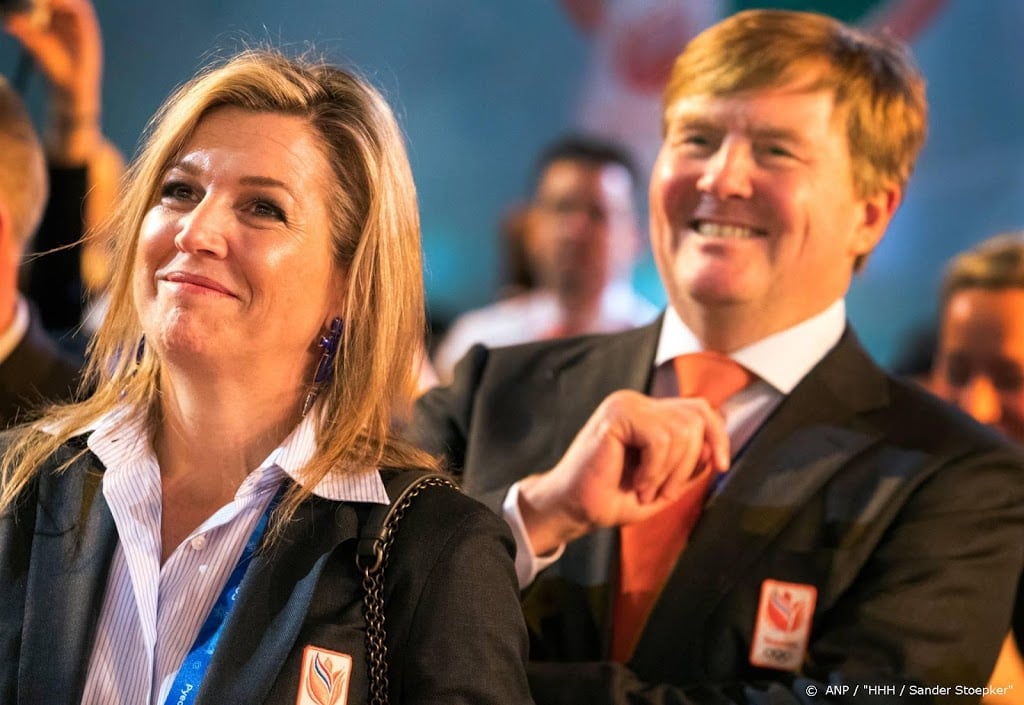 Koning roemt 'geweldige spel' handbalsters