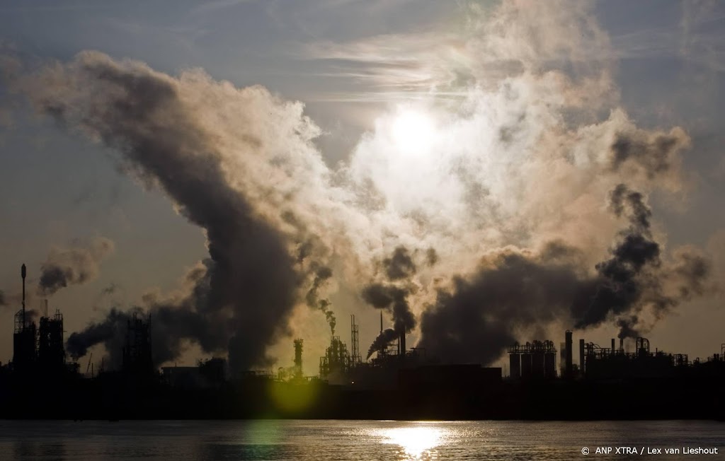 Kabinet wil CO2-heffing verhogen voor bedrijven