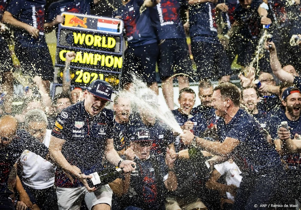 Verstappen met oranje fakkels onthaald bij fabriek Red Bull
