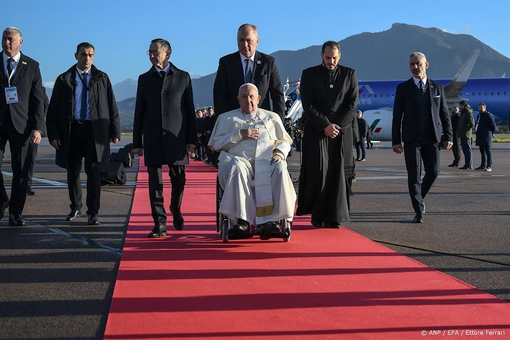 Paus aangekomen op Corsica voor eerste bezoek aan Franse eiland 